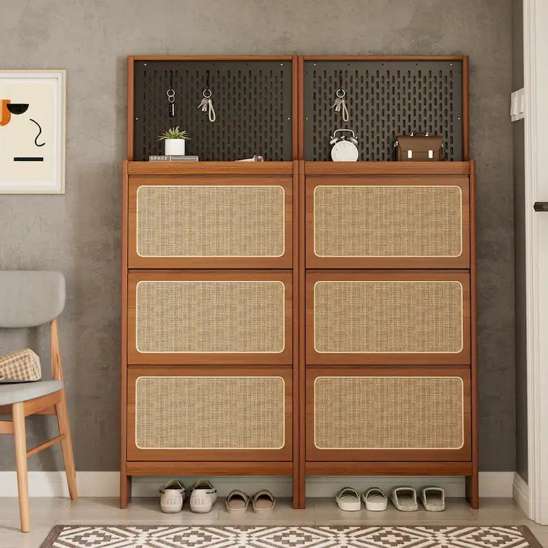 Schuhschrank aus Rattan für den Eingangsbereich, Schuhregal mit 3 Klappschubladen und schwarzer Lochwand