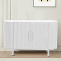 Modernes stilvolles Sideboard aus Holz mit vertikal gestreiften Schranktüren