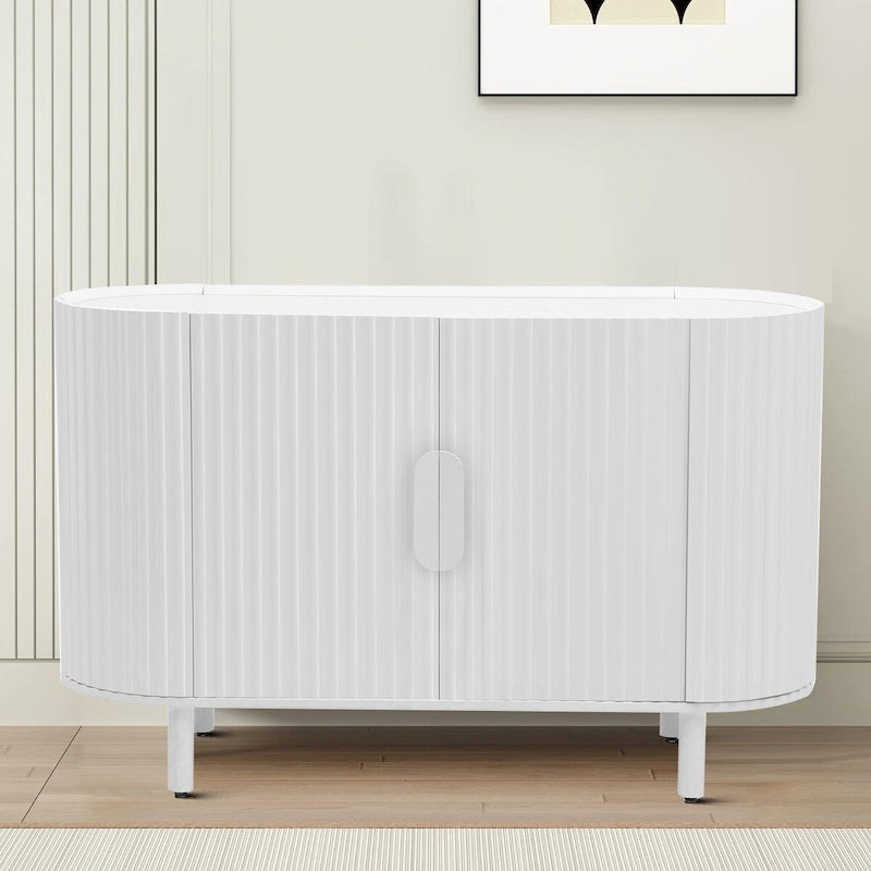 Modernes stilvolles Sideboard aus Holz mit vertikal gestreiften Schranktüren