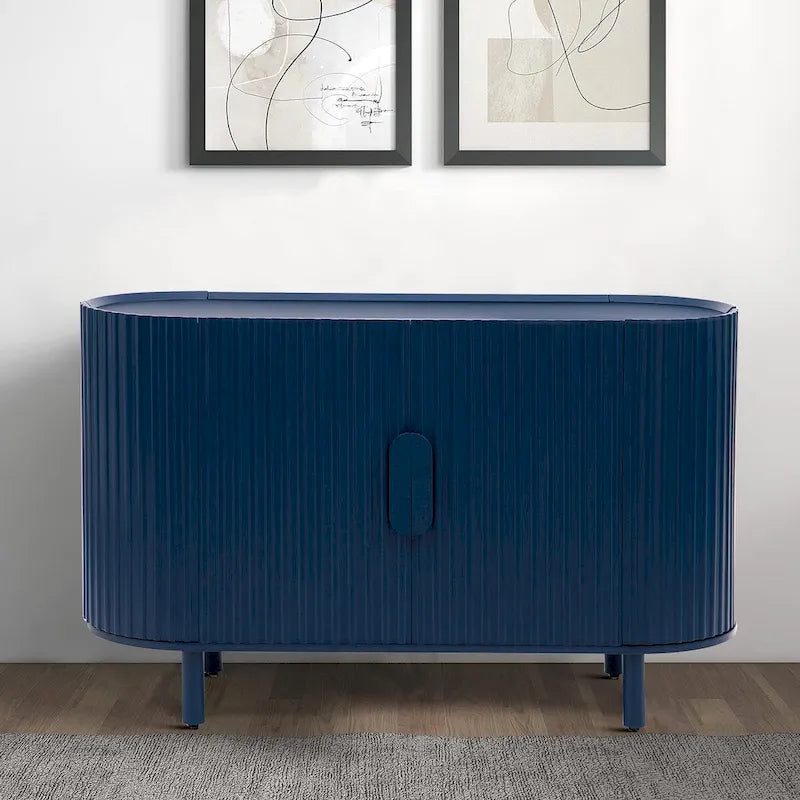 Modernes stilvolles Sideboard aus Holz mit vertikal gestreiften Schranktüren