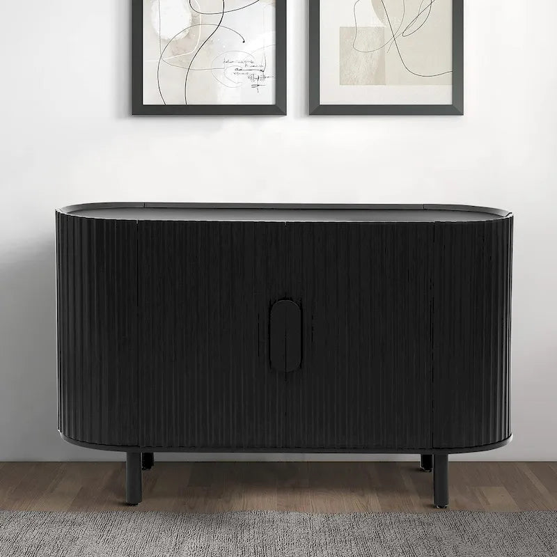 Modernes stilvolles Sideboard aus Holz mit vertikal gestreiften Schranktüren