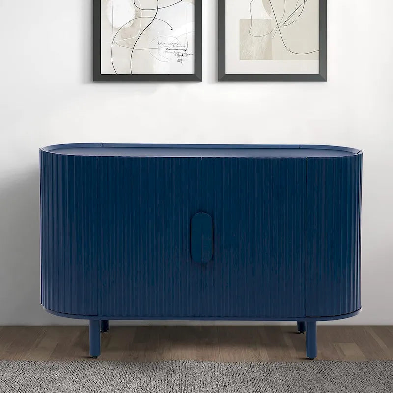 Modernes stilvolles Sideboard aus Holz mit vertikal gestreiften Schranktüren