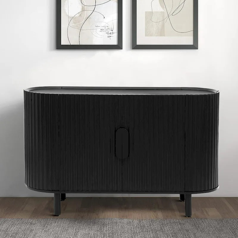 Modernes stilvolles Sideboard aus Holz mit vertikal gestreiften Schranktüren