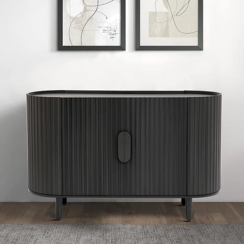 Modernes stilvolles Sideboard aus Holz mit vertikal gestreiften Schranktüren